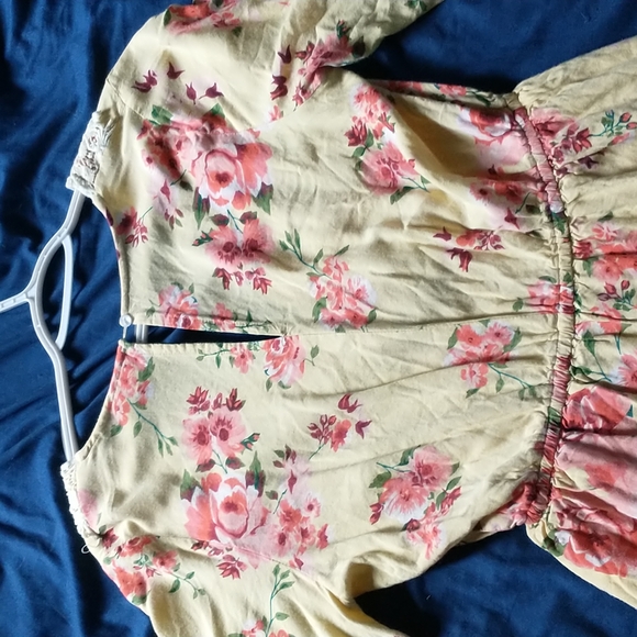 Beautiful yellow romper - Picture 2 of 3